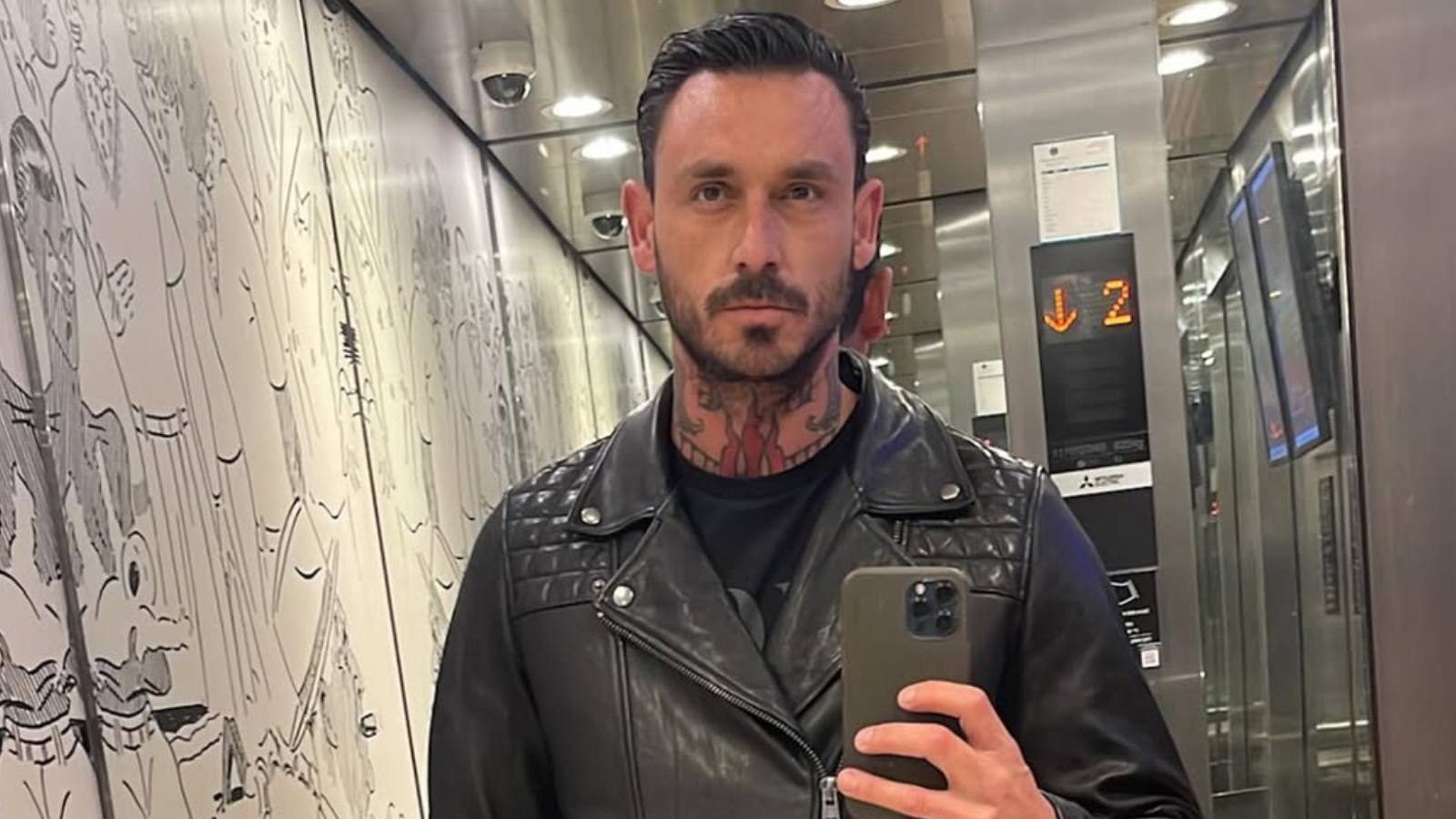 Selfie de Mauricio Pinilla en un ascensor