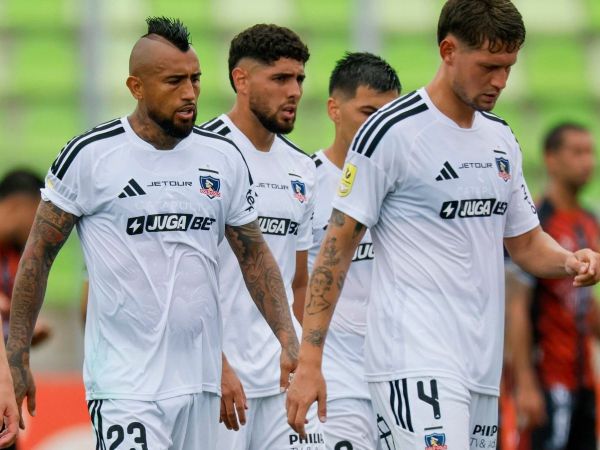 Plantel de Colo Colo dirigiéndose a camarines en un partido