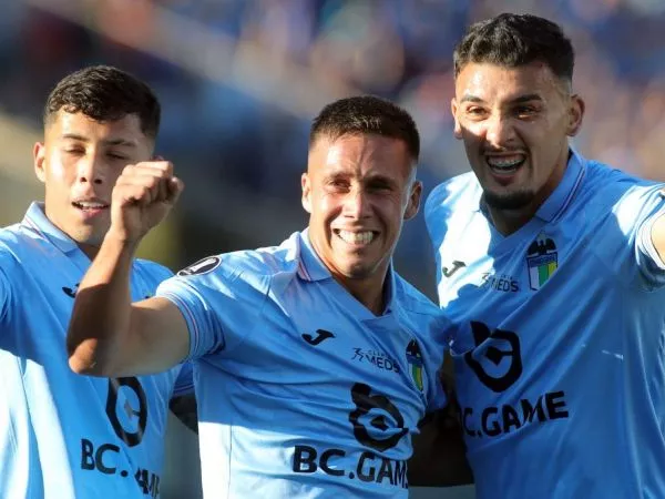 Plantel de O'Higgins celebrando un gol