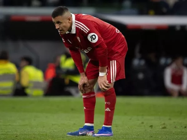 Alexis Sánchez lamentándose en un partido del Sevilla