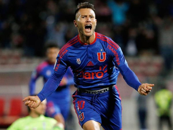 Gastón Fernández celebrando un gol por la Universidad de Chile