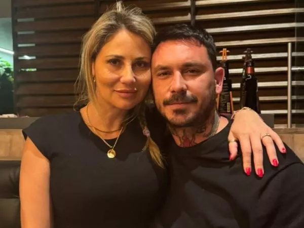 Gisella Gallardo abrazando a Mauricio Pinilla