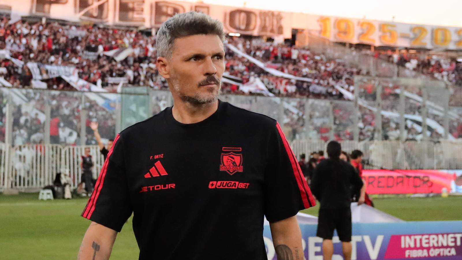 Fernando Ortiz dirigiendo un partido de Colo Colo