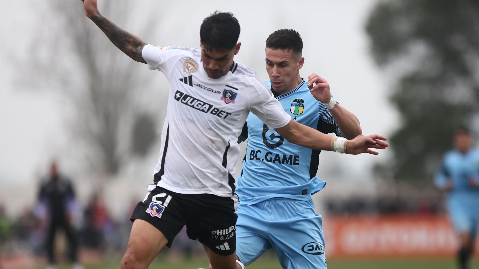 Jugadores de Colo Colo y O'Higgins disputando un balón