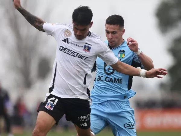 Jugadores de Colo Colo y O'Higgins disputando un balón