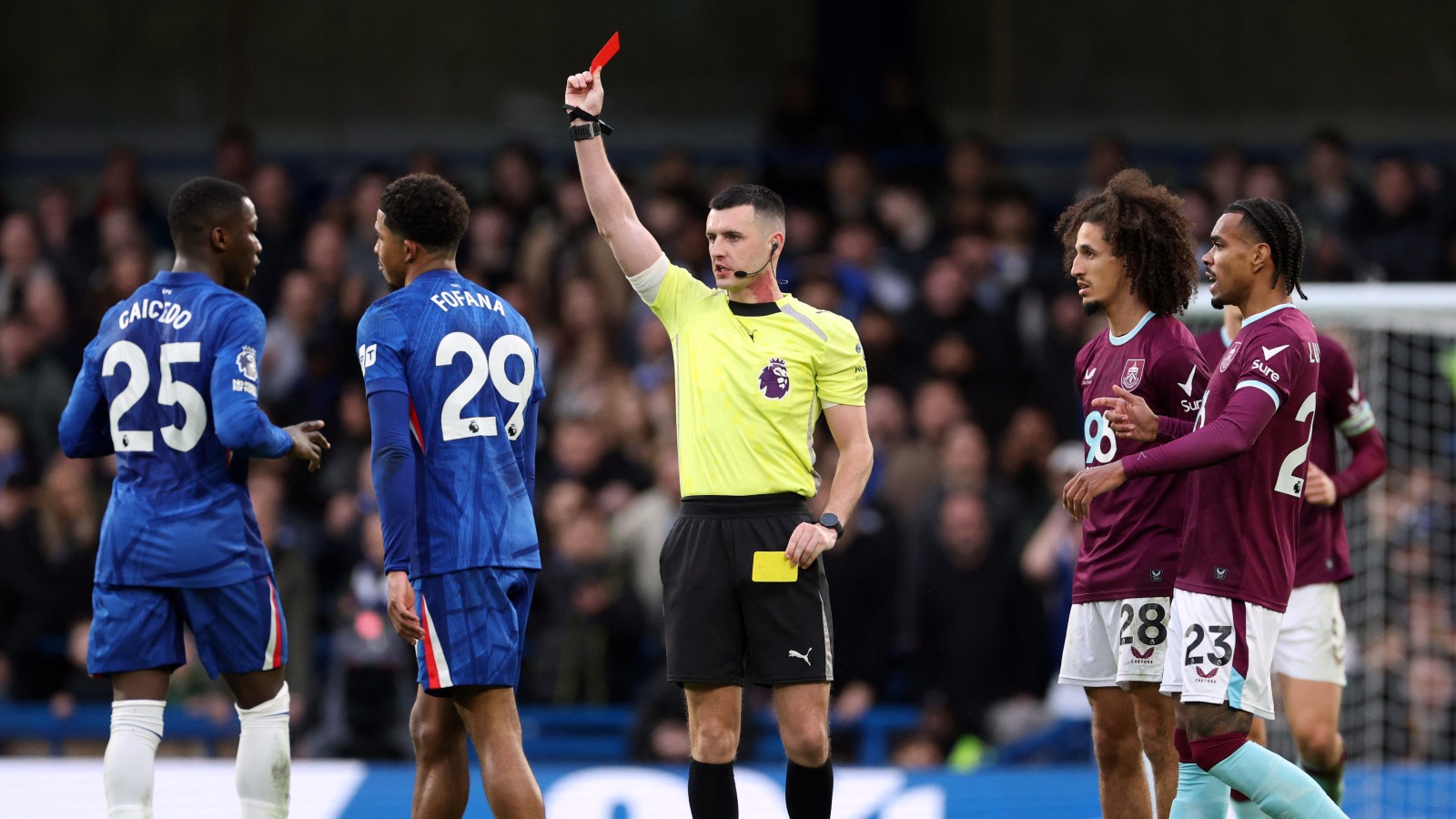 Wesley Fofana siendo expulsado ante Burnley