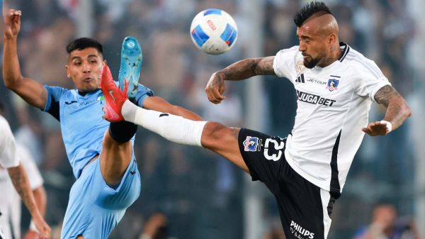 Luis Pavez disputa un balón con Arturo Vidal