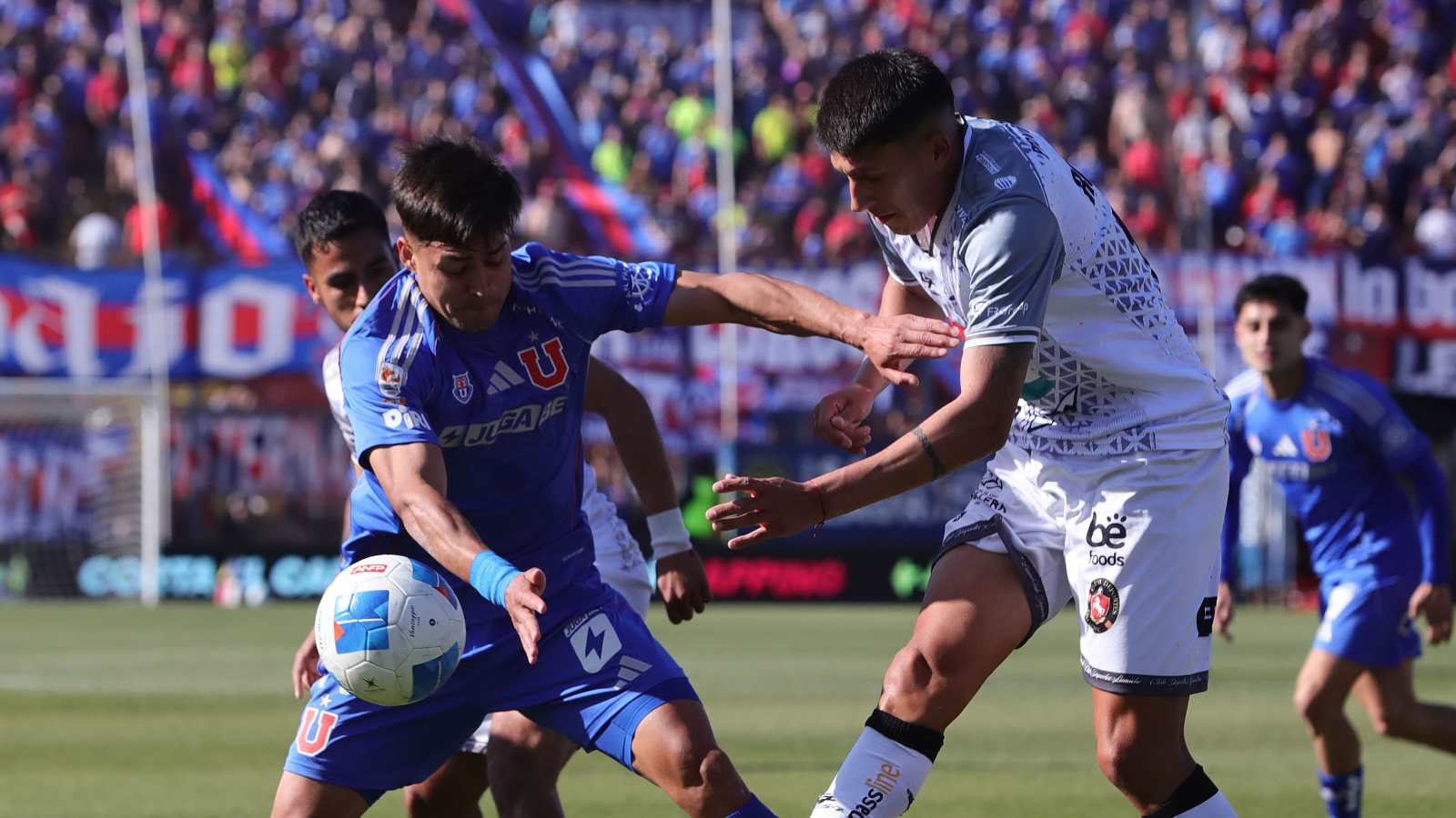 Fabián Hormazábal disputando el balón frente a un jugador de Deportes Limache
