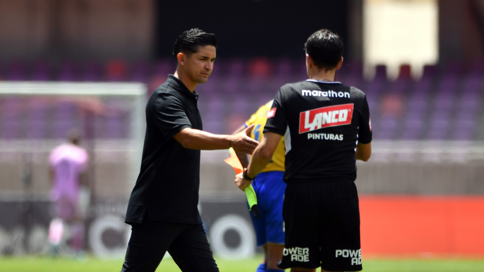 Felipe Gutiérrez dándole la mano a un árbitro