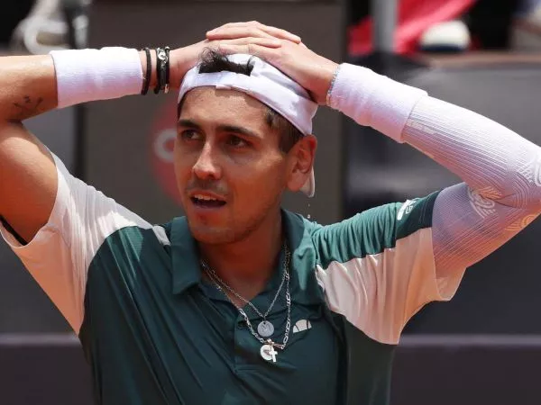 Alejandro Tabilo celebrando un triunfo en el circuito ATP