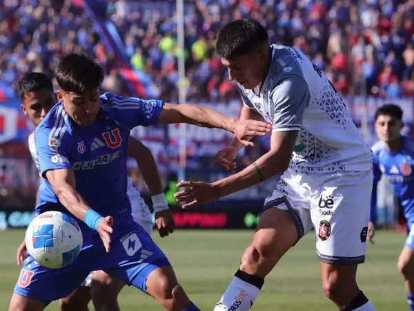 Fabián Hormazábal disputando el balón frente a un jugador de Deportes Limache