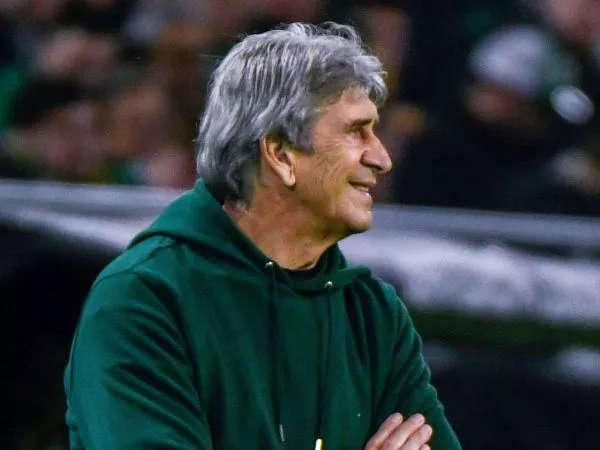 Manuel Pellegrini dirigiendo un partido del Real Betis