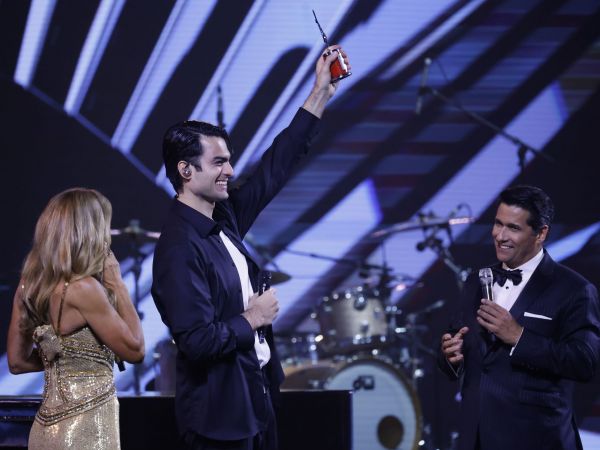 Homenaje a dos grandes chilenos: Matteo Bocelli interpretó icónicas canciones en su paso por el Festival de Viña