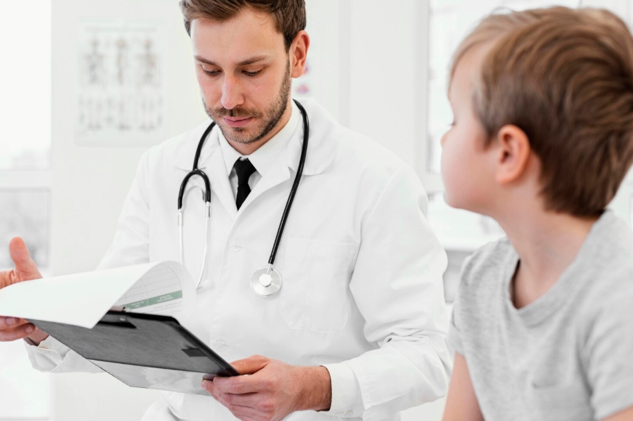 Niño en el doctor