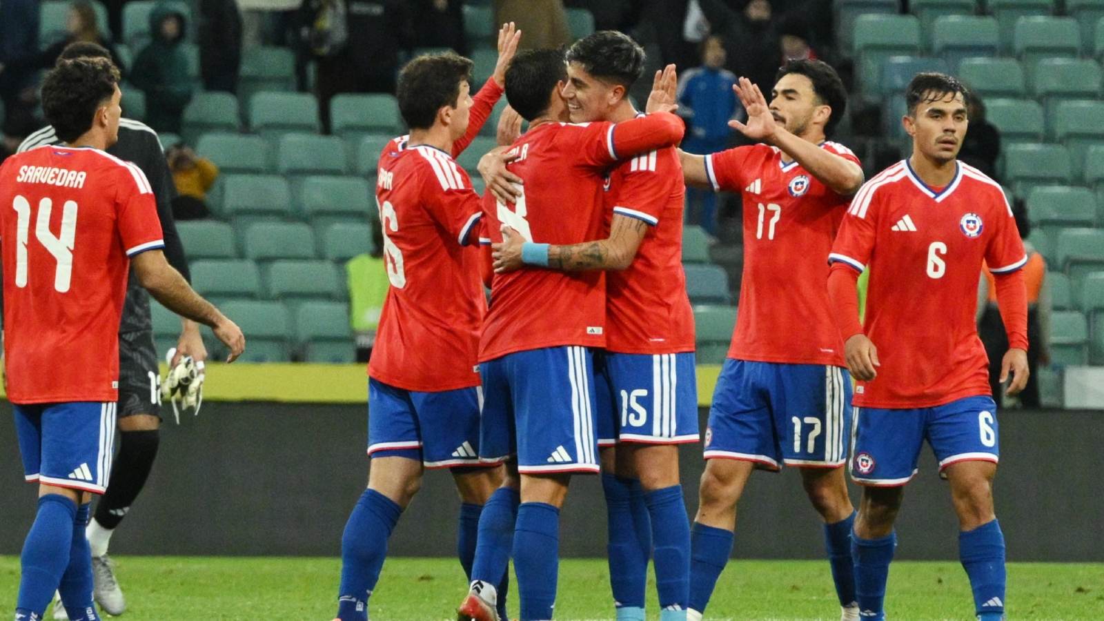 Plantel de la Selección Chilena celebrando un gol