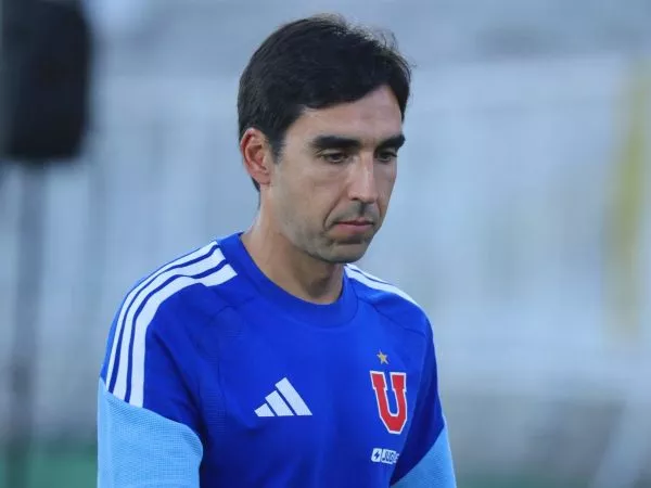 Francisco Meneghini dirigiendo un partido de la Universidad de Chile