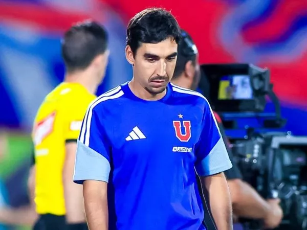 Francisco 'Paqui' Meneghini dirigiendo un partido de la Universidad de Chile