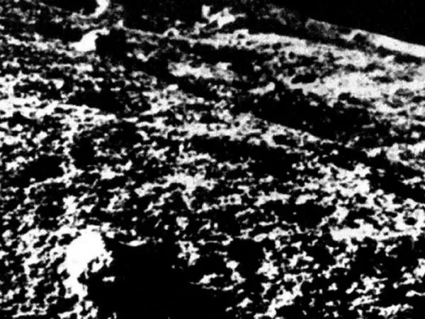 Luna 9 capturó esta imagen del Océano de las Tormentas en febrero de 1966, las primeras fotos tomadas desde la superficie lunar.