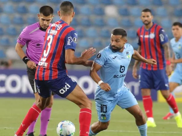 Brayan Rabello disputando un balón frente a los jugadores de Bahía