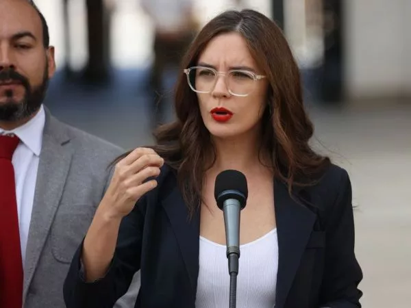 Camila Vallejo por cable submarino