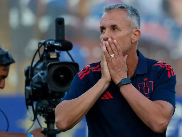 Gustavo Álvarez dirigiendo a la Universidad de Chile