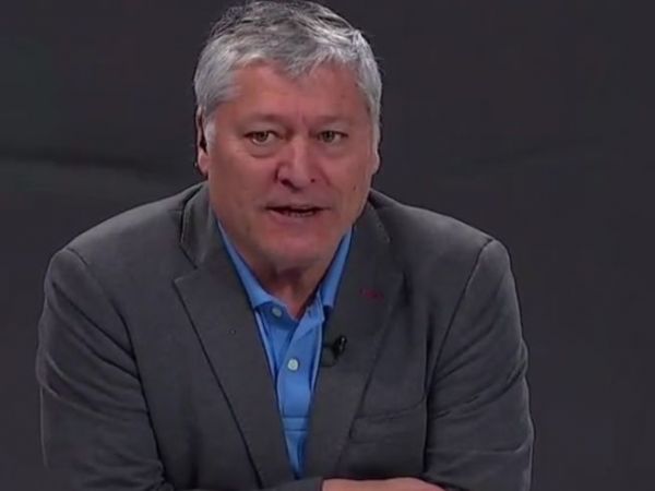 Joaquín Méndez consolando a Javier Correa en la banca de suplentes