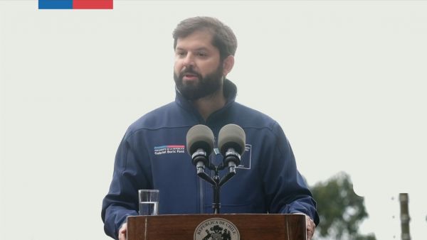 Boric inicia año escolar desde Juan Fernández y recuerda a víctimas del 27F