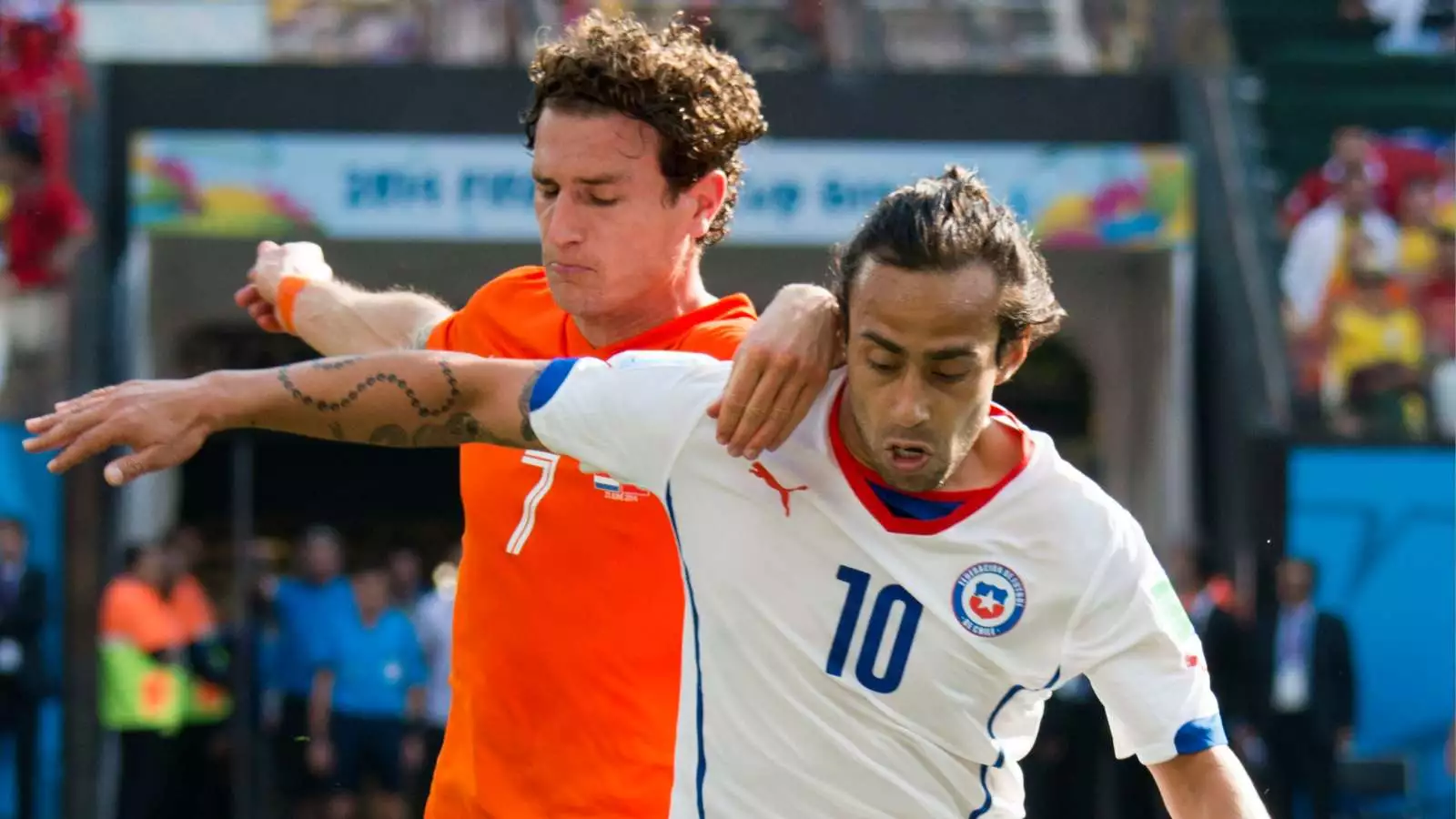 Daryl Janmaat disputando un balón con Jorge Valdivia en el Mundial de Brasil 2014