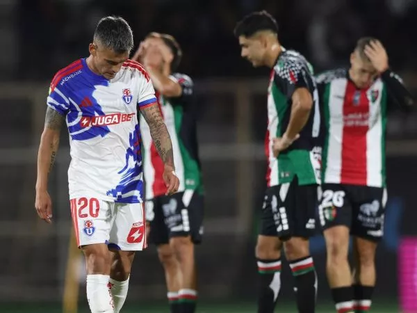 Charles Aránguiz cabizbajo tras empate ante Palestino