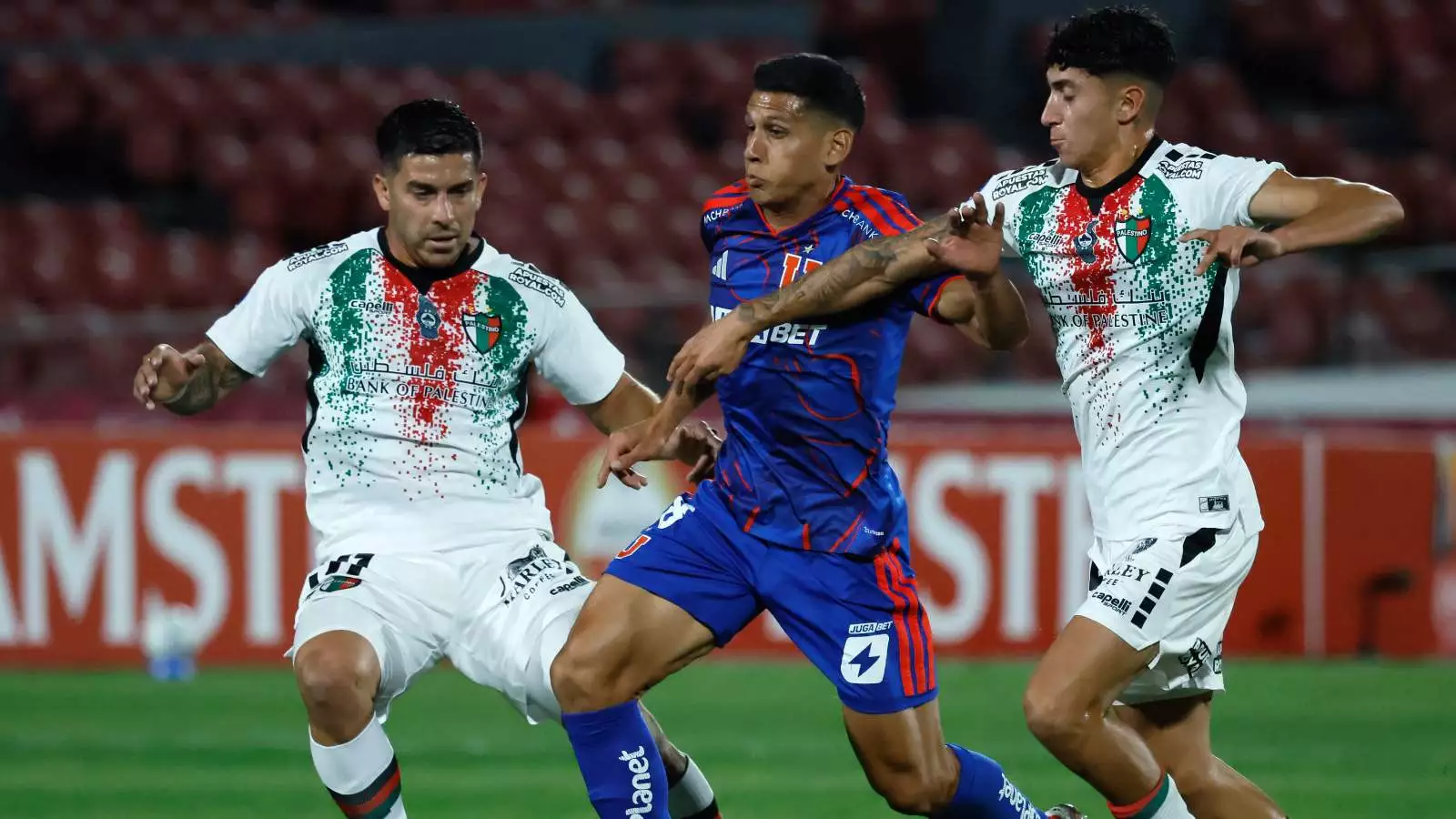 Israel Poblete disputando un balón ante Palestino