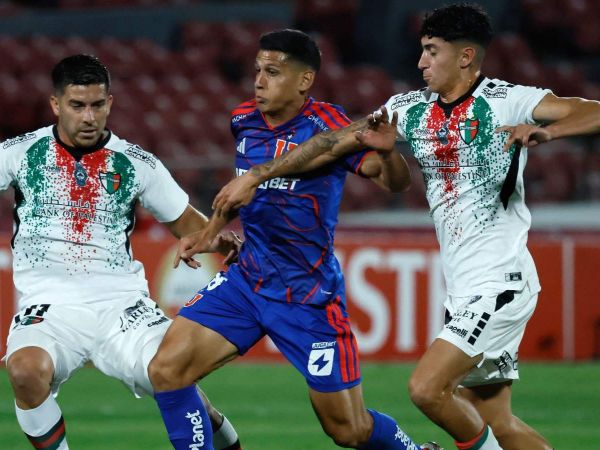 Israel Poblete disputando un balón ante Palestino