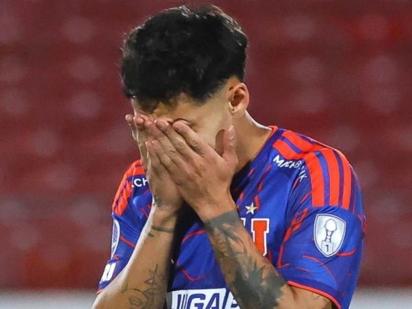 Plantel de Palestino celebrando su triunfo ante la Universidad de Chile