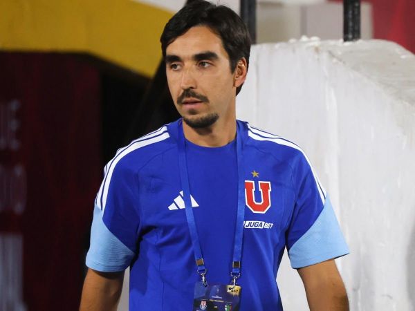 Francisco Meneghini dirigiendo a la Universidad de Chile en la Copa Sudamericana