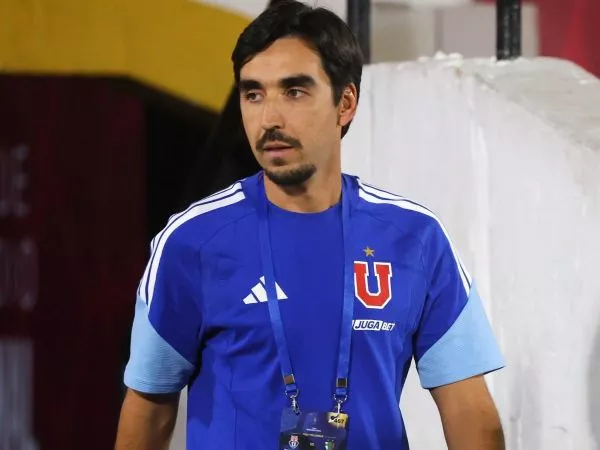 Francisco Meneghini dirigiendo a la Universidad de Chile en la Copa Sudamericana