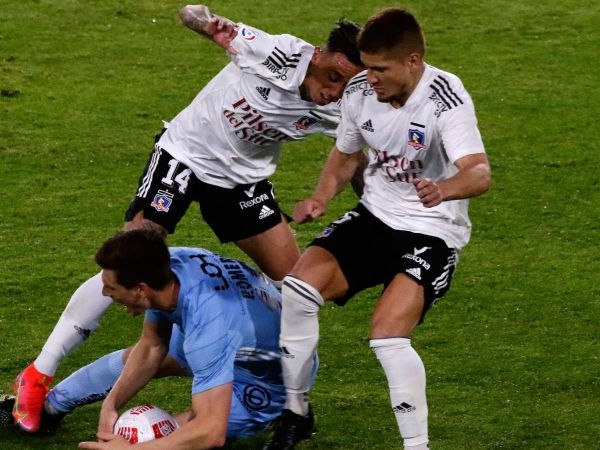 Martín Rodríguez y Leonardo Gil luchando un balón frente a un jugador de O'Higgins
