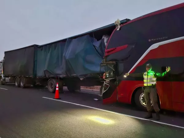 Un muerto y 19 heridos deja fatal choque de bus con camión en Ovalle