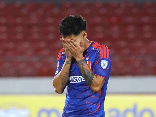 Palestino celebrando y Marcelo Díaz cabizbajo saludando a un rival.