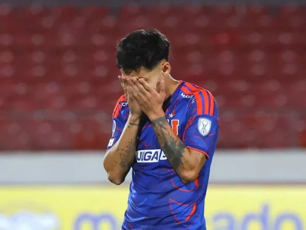 Palestino celebrando y Marcelo Díaz cabizbajo saludando a un rival.