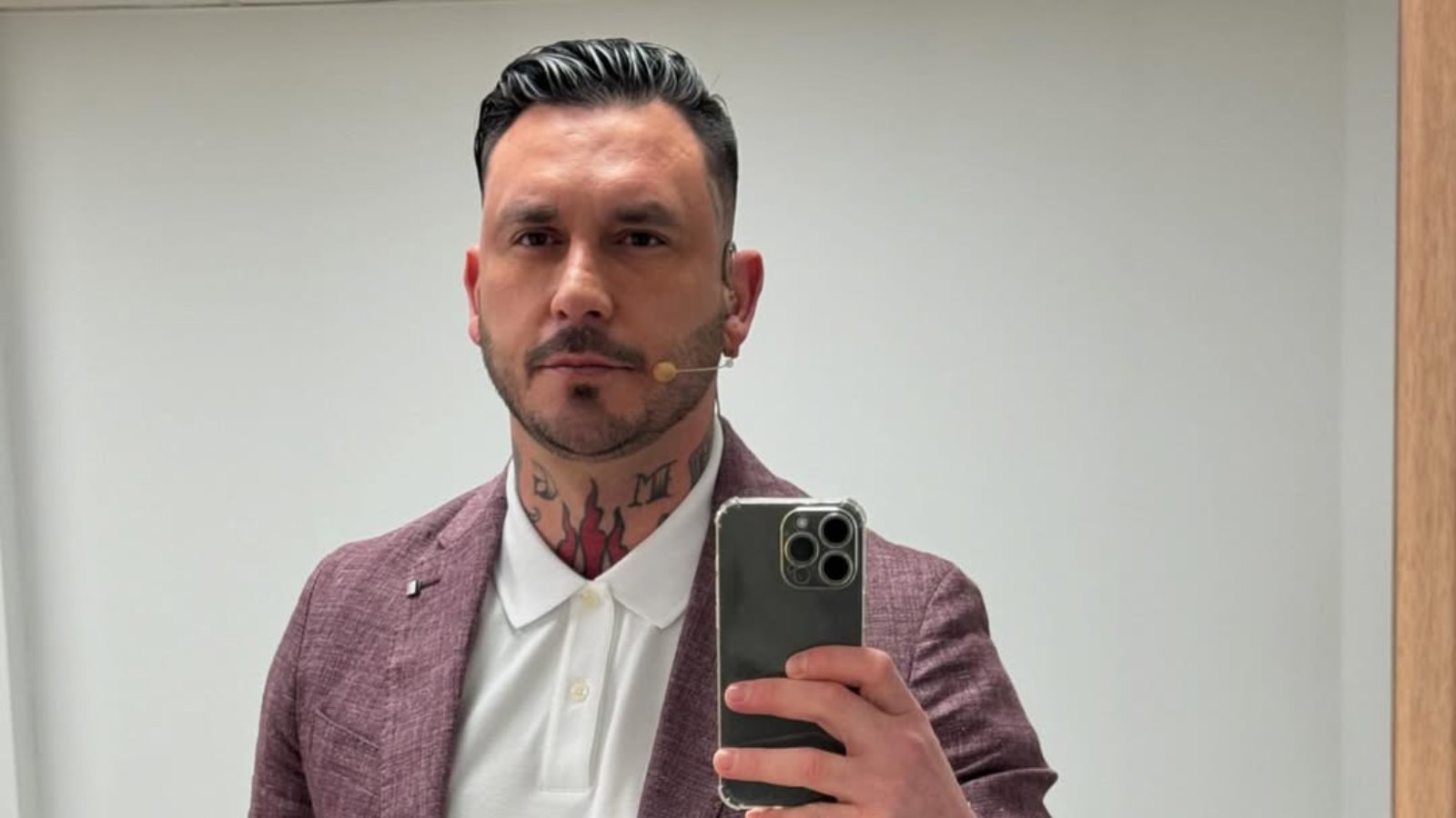 Mauricio Pinilla tomándose una selfie