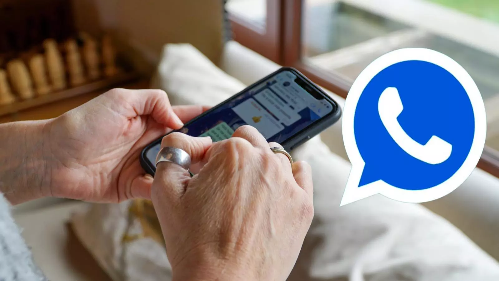 Ilustración de una persona utilizando WhatsApp y el caracteristico logo de la app pero en azul