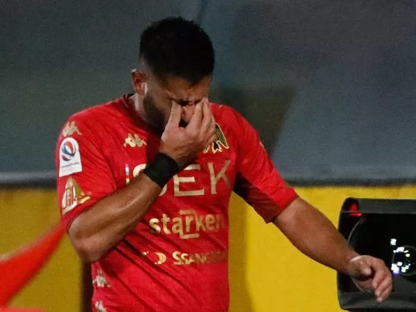 Stefano Magnasco lamentándose tras abandonar un partido de Unión Española