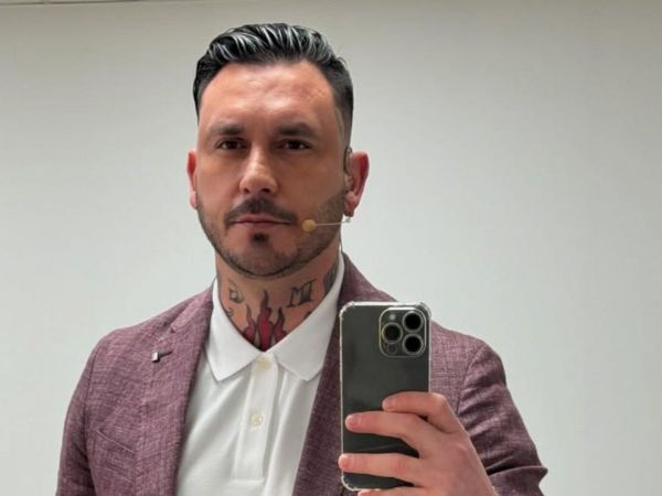 Mauricio Pinilla tomándose una selfie