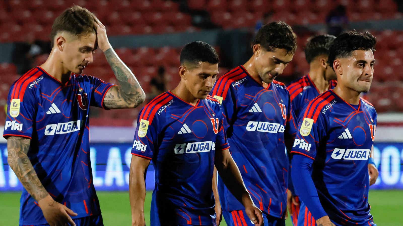 Plantel de la Universidad de Chile cabizbajo