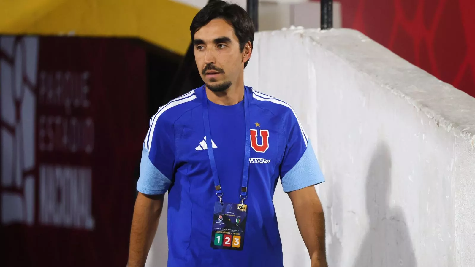 Francisco Meneghini dirigiendo a la Universidad de Chile