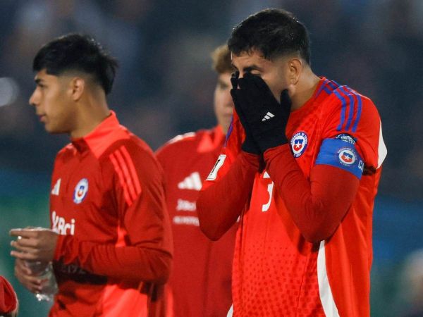 Guillermo Maripán lamentando una derrota de la Selección Chilena