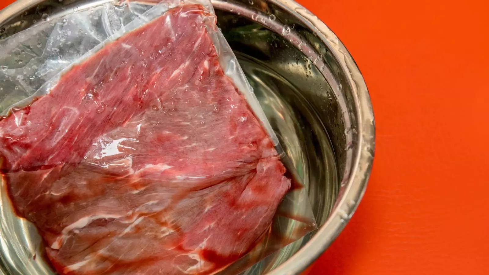 Imagen de un trozo de carne descongelándose