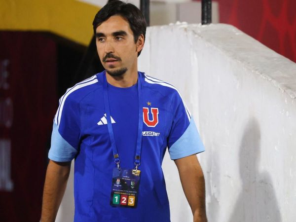 Francisco Meneghini dirigiendo a la Universidad de Chile