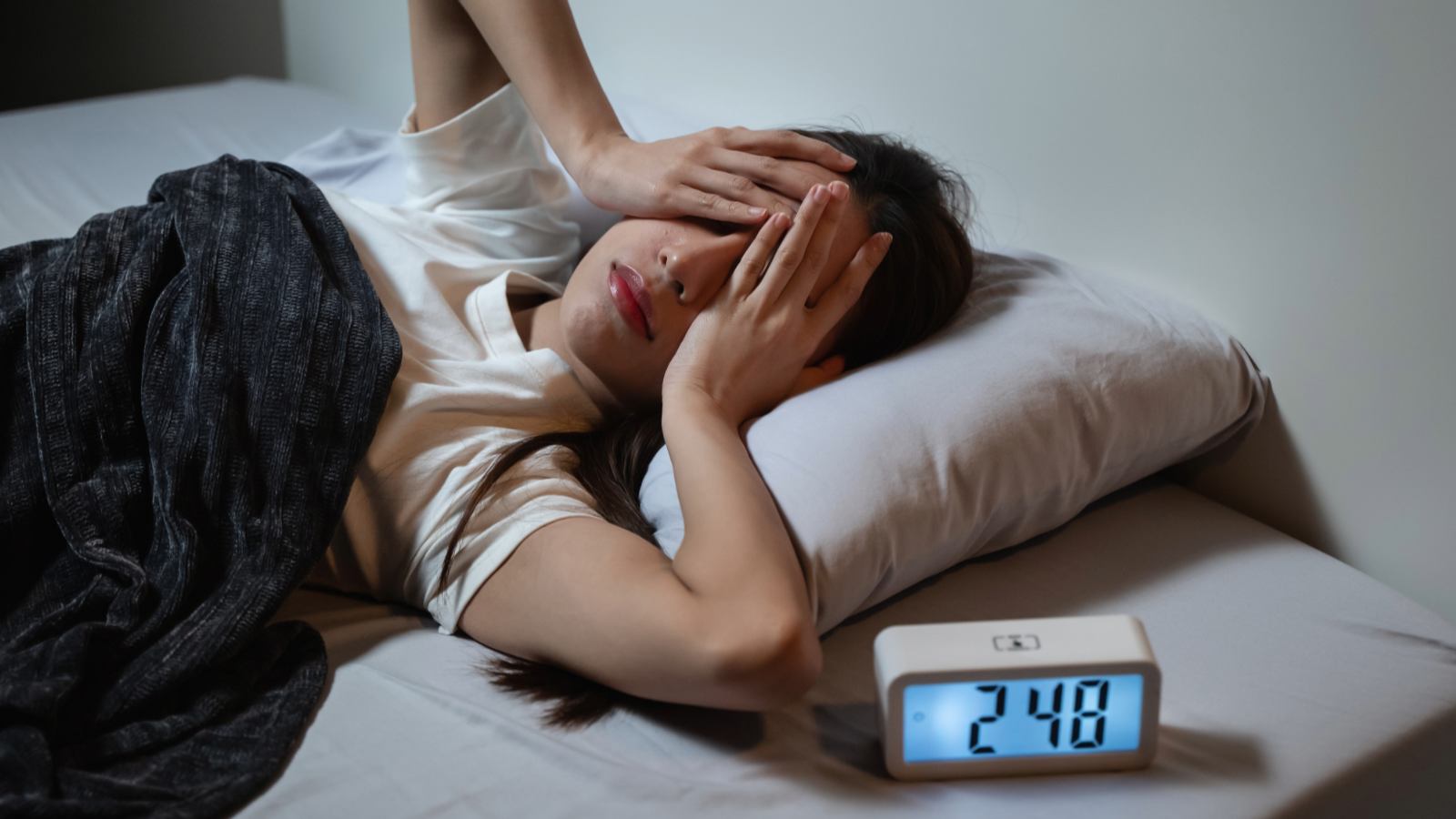 Mujer con problemas de dormir en la madrugada