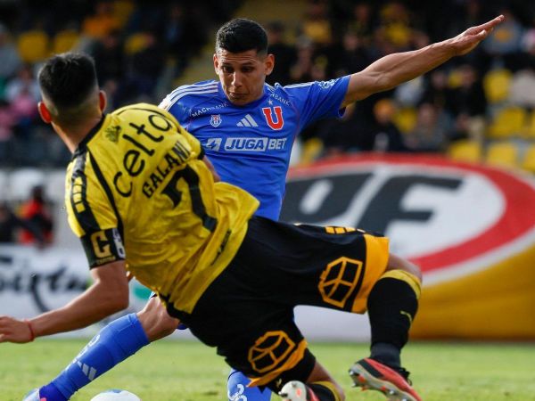 Israel Poblete disputando un balón frente a Sebastián Galani