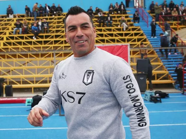 Esteban Paredes en la banca de Santiago Morning